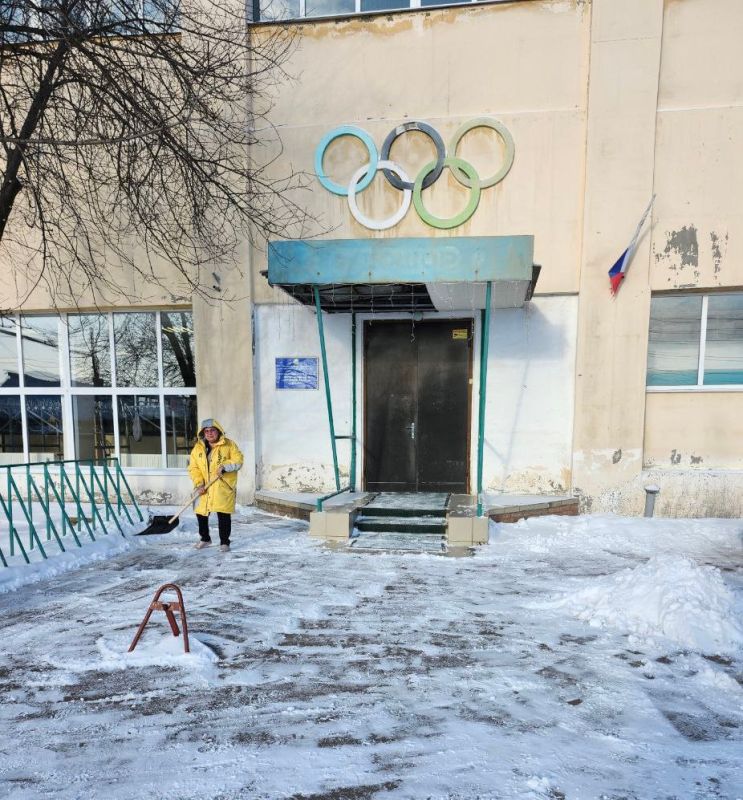 Работники учреждений физической культуры и спорта Стаханова проводят уборку снега Работники учреждений физической культуры и спорта Стаханова проводят уборку снега