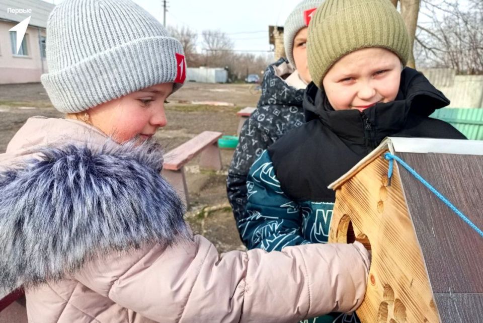 Активисты Движения Первых совместно с Орлятами, организовали акцию «Покормите птиц зимой!» Активисты Движения Первых совместно с Орлятами, организовали акцию «Покормите птиц зимой!»