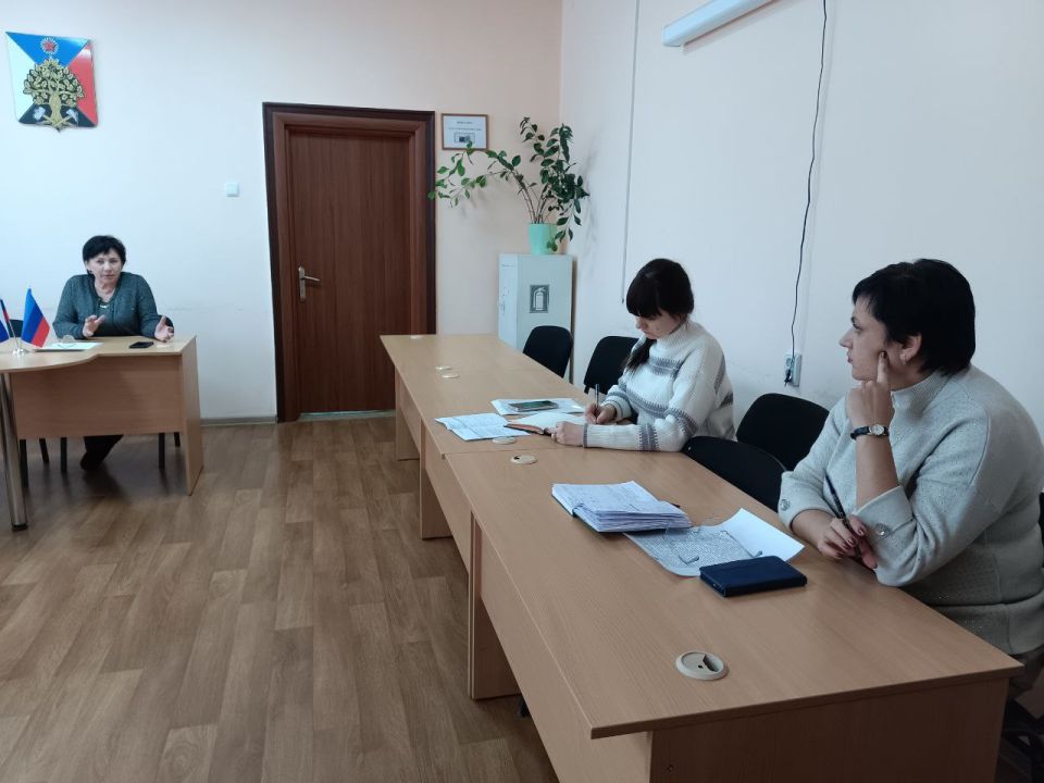 Сегодня в Администрации городского округа город Ровеньки состоялось рабочее совещание под руководством заместителя Главы Администрации Ольги Орловой, посвященное ключевым вопросам развития сферы культуры на территории... Сегодня в Администрации городского округа город Ровеньки состоялось рабочее совещание под руководством заместителя Главы Администрации Ольги Орловой, посвященное ключевым вопросам развития сферы культуры на территории...