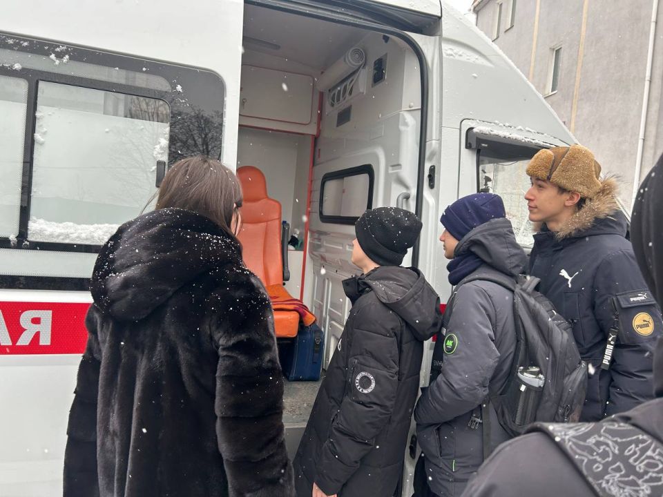 Луганские школьники получили уникальную возможность увидеть изнутри, как работает скорая помощь Луганские школьники получили уникальную возможность увидеть изнутри, как работает скорая помощь