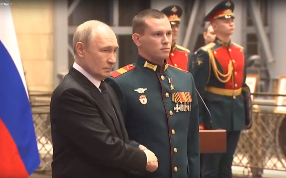 Президент Владимир Путин наградил медалями "Золотая Звезда" Героев России, участвовавших в операции по освобождению Северска Президент Владимир Путин наградил медалями "Золотая Звезда" Героев России, участвовавших в операции по освобождению Северска