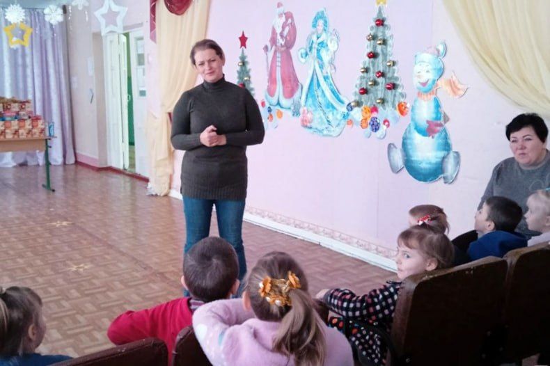Вручение подарков детям продолжается Вручение подарков детям продолжается