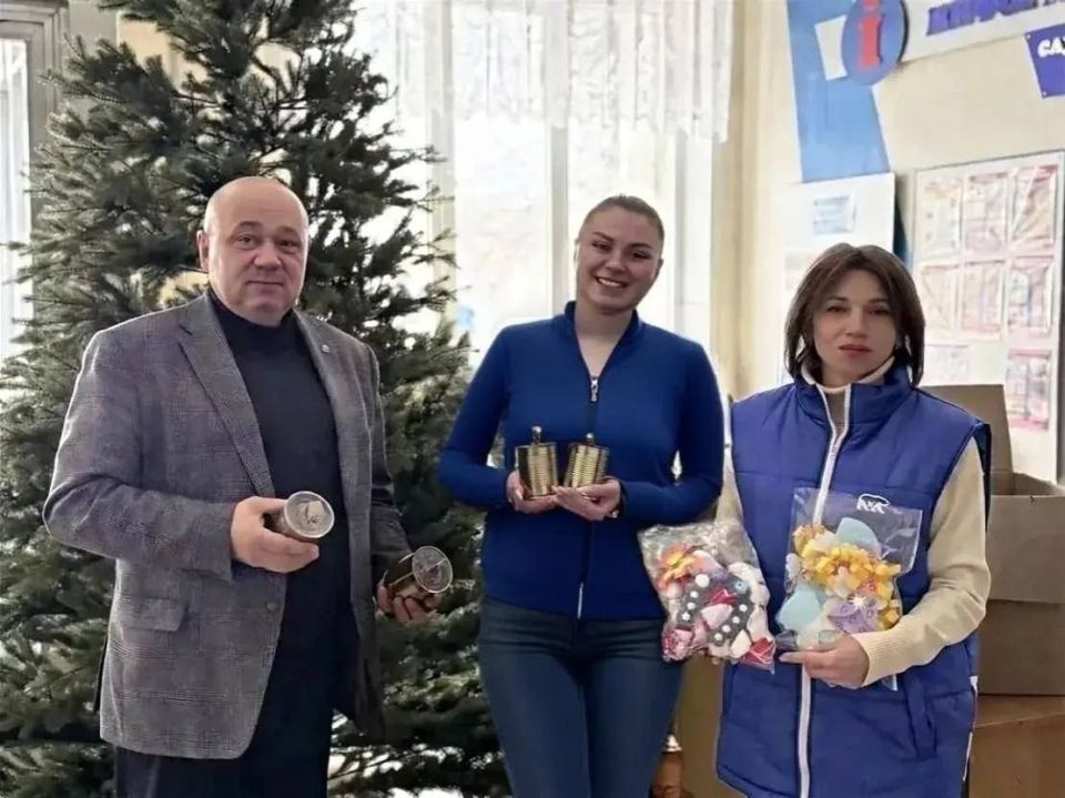 Единороссы доставили бойцам на передовую праздничные посылки и окопные свечи Единороссы доставили бойцам на передовую праздничные посылки и окопные свечи