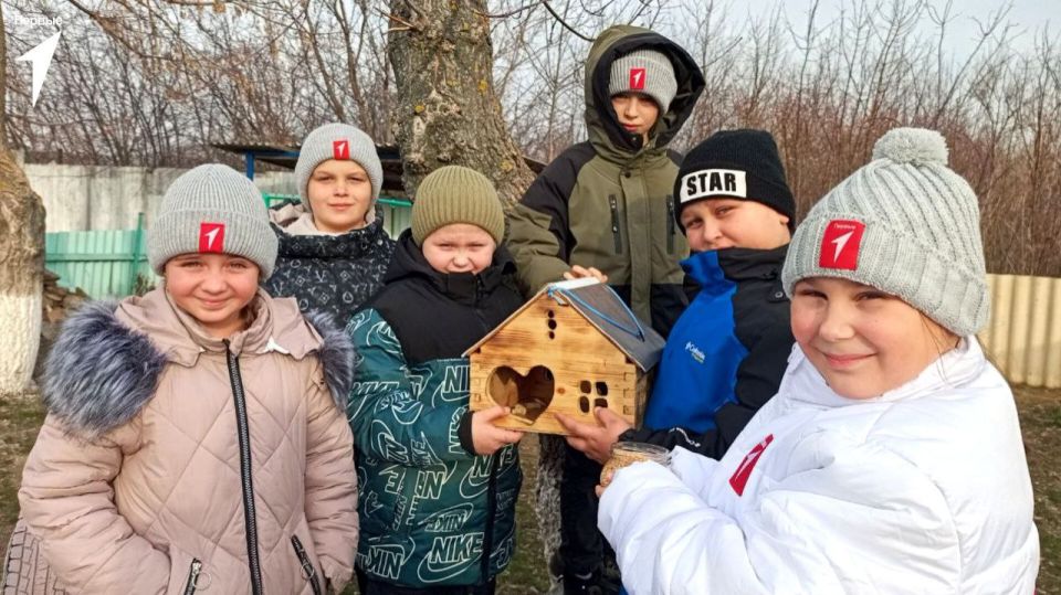 Активисты Движения Первых совместно с Орлятами, организовали акцию «Покормите птиц зимой!» Активисты Движения Первых совместно с Орлятами, организовали акцию «Покормите птиц зимой!»