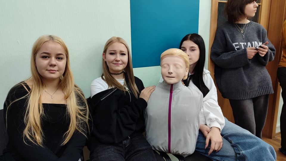 Луганские школьники получили уникальную возможность увидеть изнутри, как работает скорая помощь Луганские школьники получили уникальную возможность увидеть изнутри, как работает скорая помощь