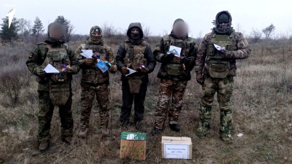 Активисты Славяносербского муниципального округа не забыли о наших бойцах, находящихся в зоне специальной военной операции, и подготовили для них особенные новогодние подарки Активисты Славяносербского муниципального округа не забыли о наших бойцах, находящихся в зоне специальной военной операции, и подготовили для них особенные новогодние подарки