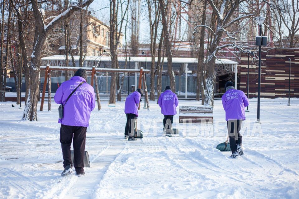 Активисты молодежных организаций Луганска члены Молодежного совета при Администрации города Луганска, Молодой Гвардии Единой России в ЛНР, Луганского штаба #МЫВМЕСТЕ, Всероссийского студенческого корпуса спасателей и... Активисты молодежных организаций Луганска члены Молодежного совета при Администрации города Луганска, Молодой Гвардии Единой России в ЛНР, Луганского штаба #МЫВМЕСТЕ, Всероссийского студенческого корпуса спасателей и...