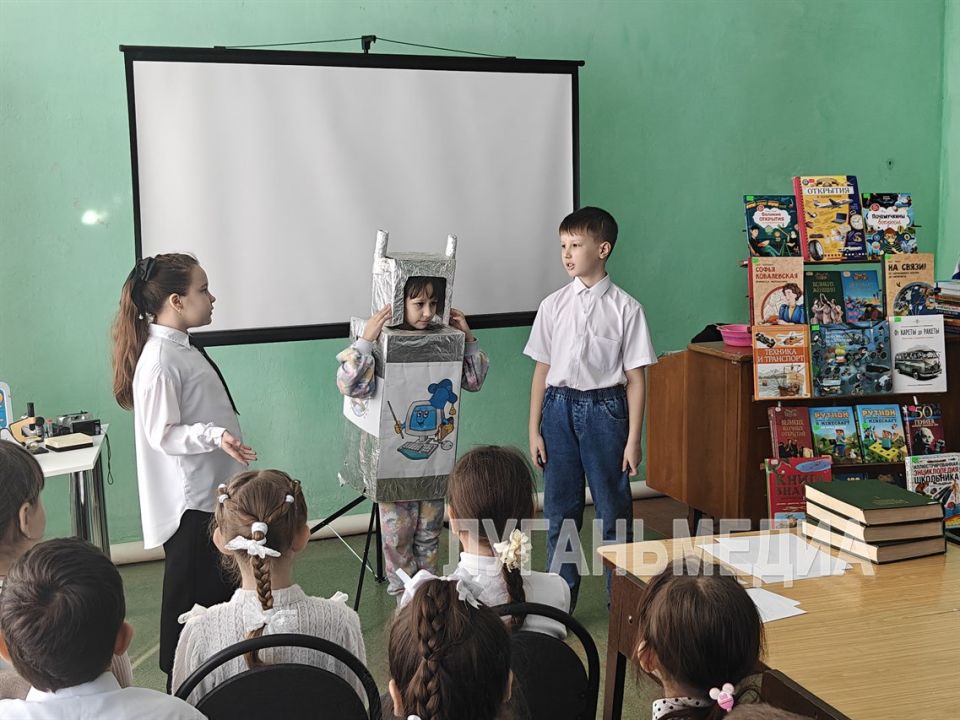 Юные жители Кировска стали участниками познавательного мероприятия «Салют, наука!» Юные жители Кировска стали участниками познавательного мероприятия «Салют, наука!»