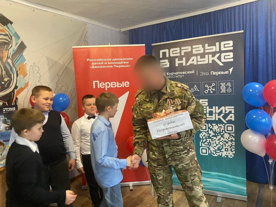 Активисты Славяносербского муниципального округа не забыли о наших бойцах, находящихся в зоне специальной военной операции, и подготовили для них особенные новогодние подарки Активисты Славяносербского муниципального округа не забыли о наших бойцах, находящихся в зоне специальной военной операции, и подготовили для них особенные новогодние подарки