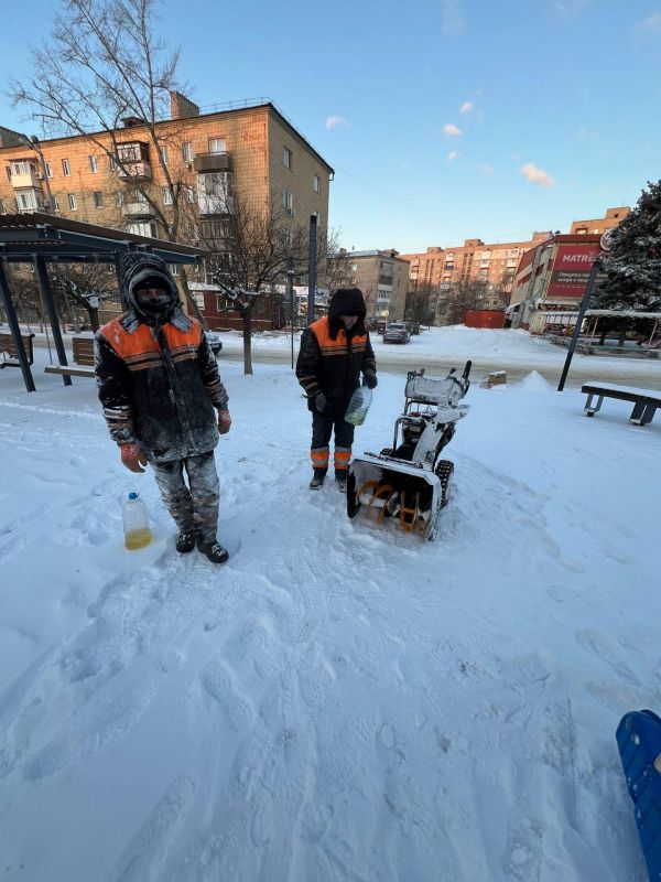 Для обеспечения безопасности и комфортного передвижения жителей Краснодона в зимний период, муниципальное унитарное предприятие «Дорожно-эксплуатационное управление» провело масштабные работы по очистке общественных... Для обеспечения безопасности и комфортного передвижения жителей Краснодона в зимний период, муниципальное унитарное предприятие «Дорожно-эксплуатационное управление» провело масштабные работы по очистке общественных...