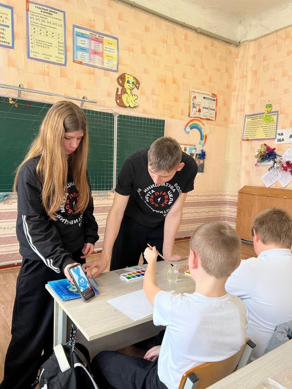 Краски творчества: в Кировской СШ №3 отметили новый праздник — День артиста! Краски творчества: в Кировской СШ №3 отметили новый праздник — День артиста!