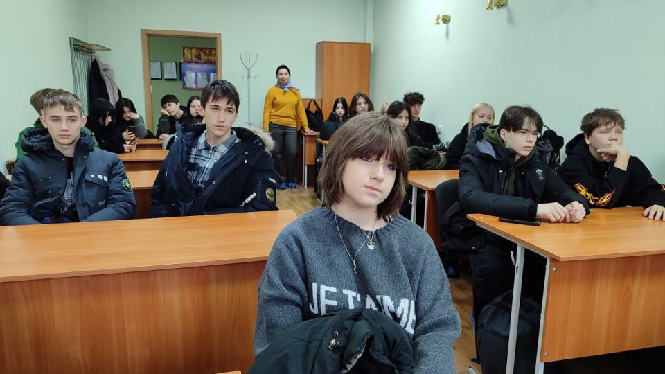 Луганские школьники получили уникальную возможность увидеть изнутри, как работает скорая помощь Луганские школьники получили уникальную возможность увидеть изнутри, как работает скорая помощь