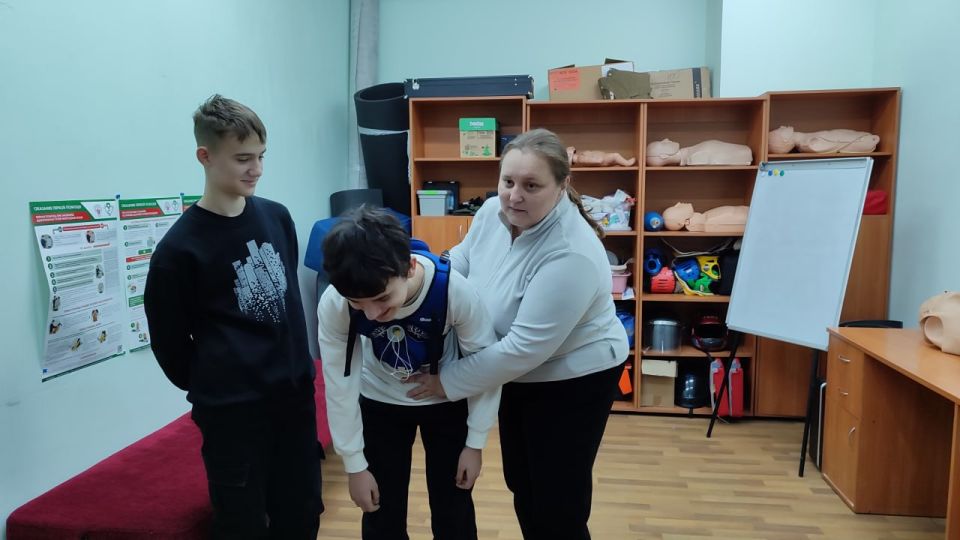 Луганские школьники получили уникальную возможность увидеть изнутри, как работает скорая помощь Луганские школьники получили уникальную возможность увидеть изнутри, как работает скорая помощь