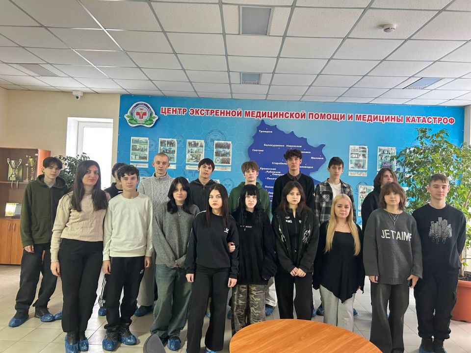Луганские школьники получили уникальную возможность увидеть изнутри, как работает скорая помощь Луганские школьники получили уникальную возможность увидеть изнутри, как работает скорая помощь