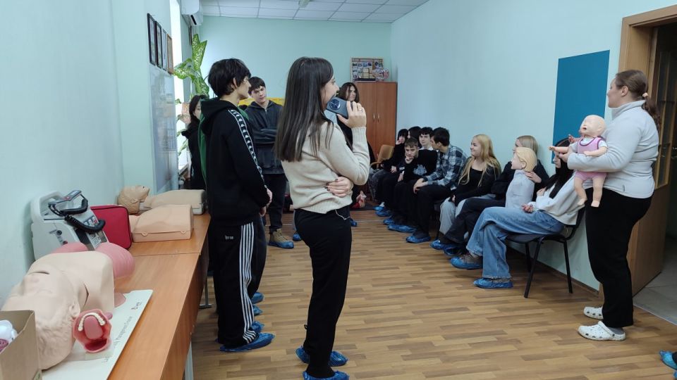 Луганские школьники получили уникальную возможность увидеть изнутри, как работает скорая помощь Луганские школьники получили уникальную возможность увидеть изнутри, как работает скорая помощь