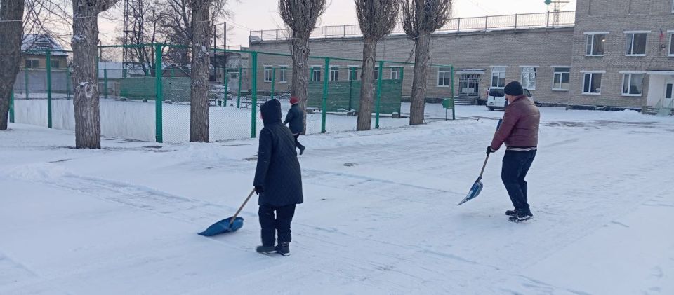 Работники учреждений физической культуры и спорта Стаханова проводят уборку снега Работники учреждений физической культуры и спорта Стаханова проводят уборку снега