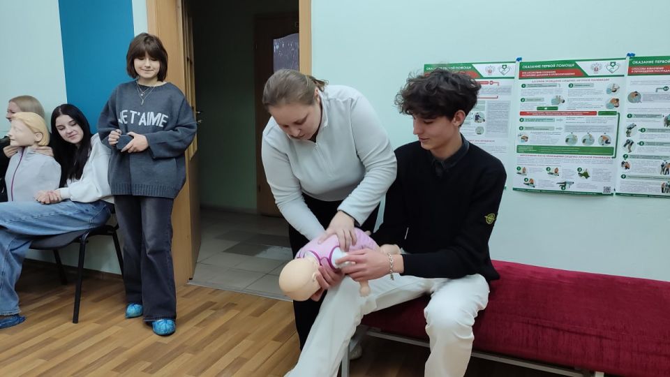 Луганские школьники получили уникальную возможность увидеть изнутри, как работает скорая помощь Луганские школьники получили уникальную возможность увидеть изнутри, как работает скорая помощь