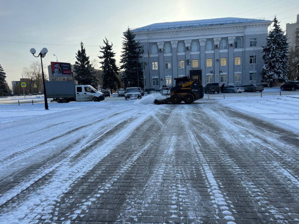 Для обеспечения безопасности и комфортного передвижения жителей Краснодона в зимний период, муниципальное унитарное предприятие «Дорожно-эксплуатационное управление» провело масштабные работы по очистке общественных... Для обеспечения безопасности и комфортного передвижения жителей Краснодона в зимний период, муниципальное унитарное предприятие «Дорожно-эксплуатационное управление» провело масштабные работы по очистке общественных...