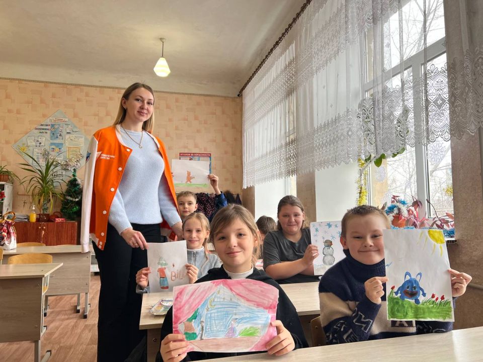 Краски творчества: в Кировской СШ №3 отметили новый праздник — День артиста! Краски творчества: в Кировской СШ №3 отметили новый праздник — День артиста!