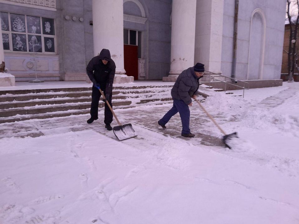 Красота и безопасность - благодаря труду работников Алчевского центра детского и юношеского творчества Красота и безопасность - благодаря труду работников Алчевского центра детского и юношеского творчества