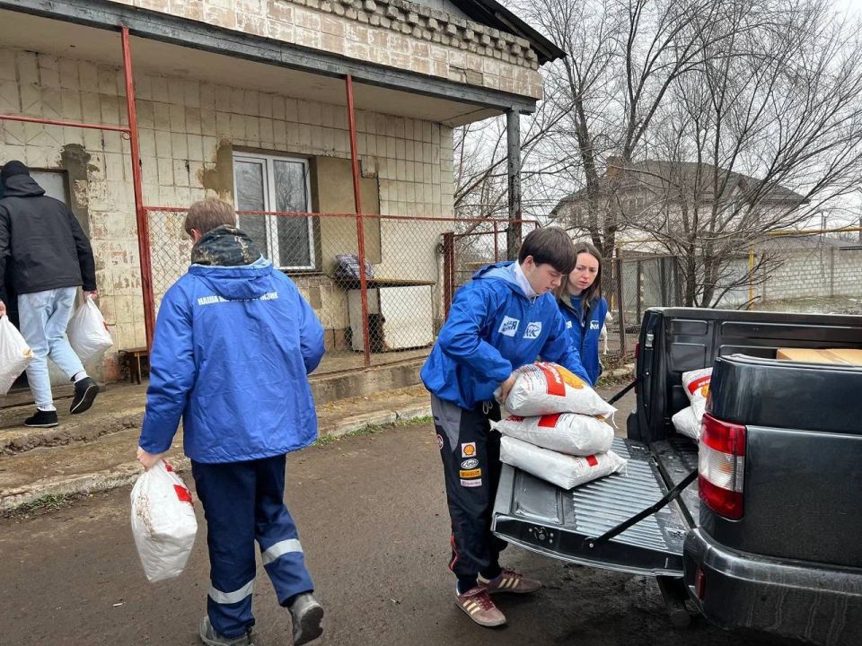 Новогодний от МГЕР. Давайте вместе посмотрим как активно мы провели предновогоднее праздники Совместно с Московским отделением МГЕР в преддверие Нового года передали подарки воспитанникам Луганского детского дома №1. Также... Новогодний от МГЕР. Давайте вместе посмотрим как активно мы провели предновогоднее праздники Совместно с Московским отделением МГЕР в преддверие Нового года передали подарки воспитанникам Луганского детского дома №1. Также...