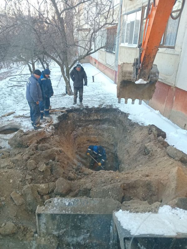 В Краснодоне продолжаются работы по ликвидации аварийной ситуации на сетях водоснабжения В Краснодоне продолжаются работы по ликвидации аварийной ситуации на сетях водоснабжения