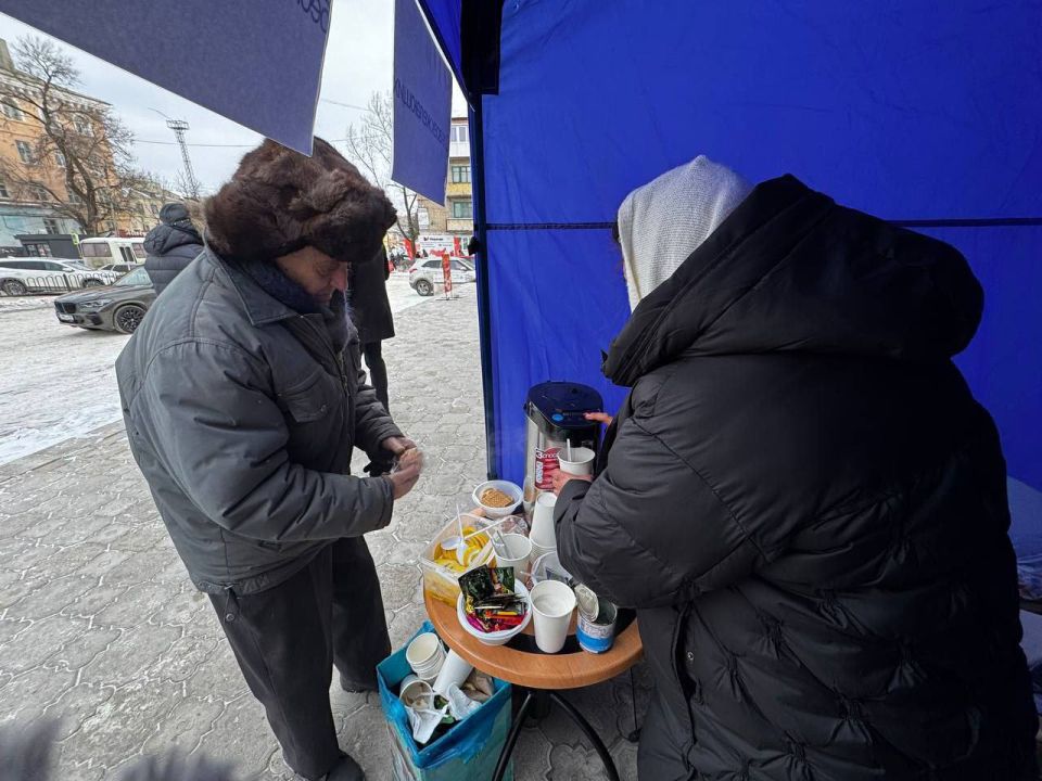 В Красном Луче стартовала благотворительная акция «Палатка Добра» («Горячий чай от горячих сердец»), направленная на поддержку жителей в период морозов В Красном Луче стартовала благотворительная акция «Палатка Добра» («Горячий чай от горячих сердец»), направленная на поддержку жителей в период морозов