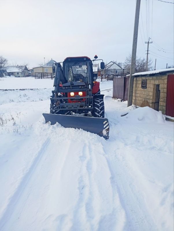 МУП "ЖЭК" проводили работы по уборке дорог от снега в Новодарьевке и Дзержинском МУП "ЖЭК" проводили работы по уборке дорог от снега в Новодарьевке и Дзержинском