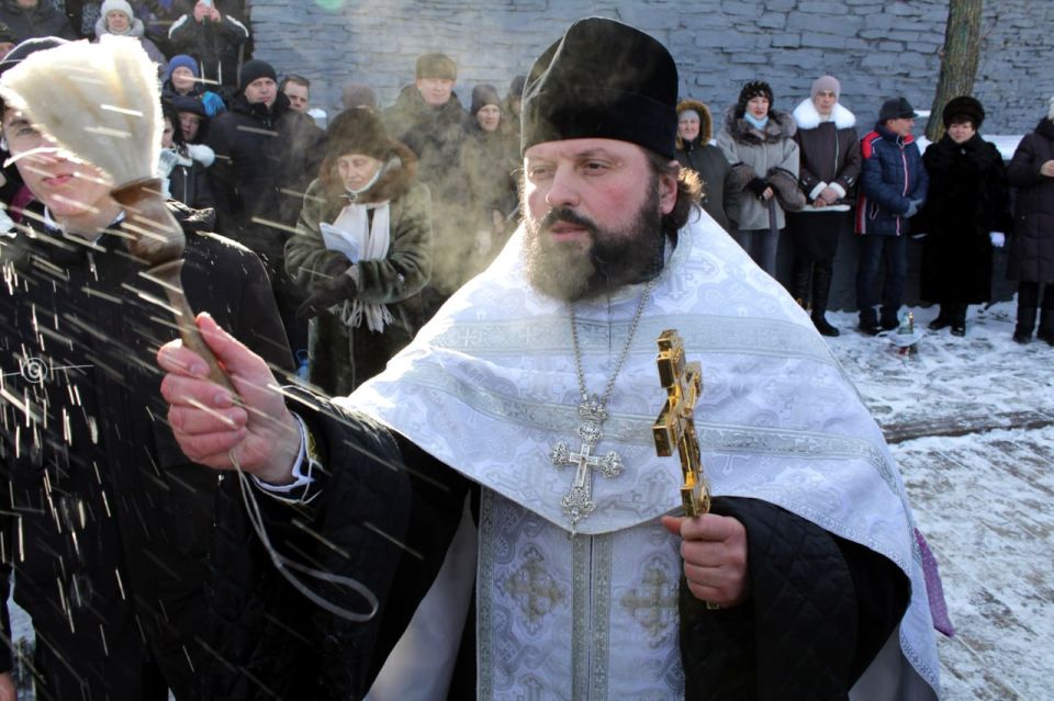 Сегодня, в светлый праздник Крещения Господня, настоятель Храма в честь Благовещения Пресвятой Богородицы протоиерей Дмитрий Притула совершил обряд водоосвящения на Краснодонском городском карьере Сегодня, в светлый праздник Крещения Господня, настоятель Храма в честь Благовещения Пресвятой Богородицы протоиерей Дмитрий Притула совершил обряд водоосвящения на Краснодонском городском карьере