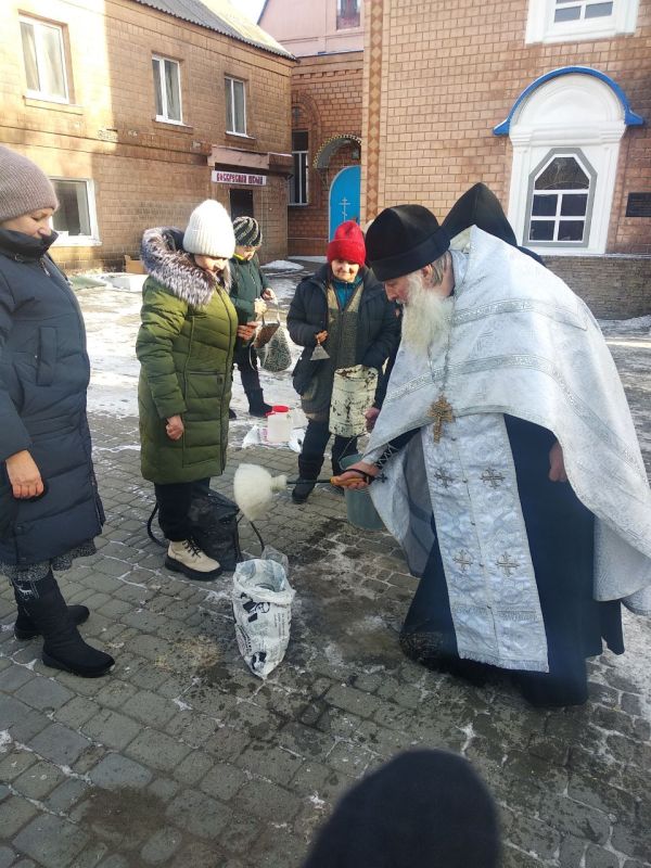 В православный праздник Крещения Господня на территориях, подведомственных Администрации Краснолучского городского округа, прошли богослужения и обряды освящения воды В православный праздник Крещения Господня на территориях, подведомственных Администрации Краснолучского городского округа, прошли богослужения и обряды освящения воды