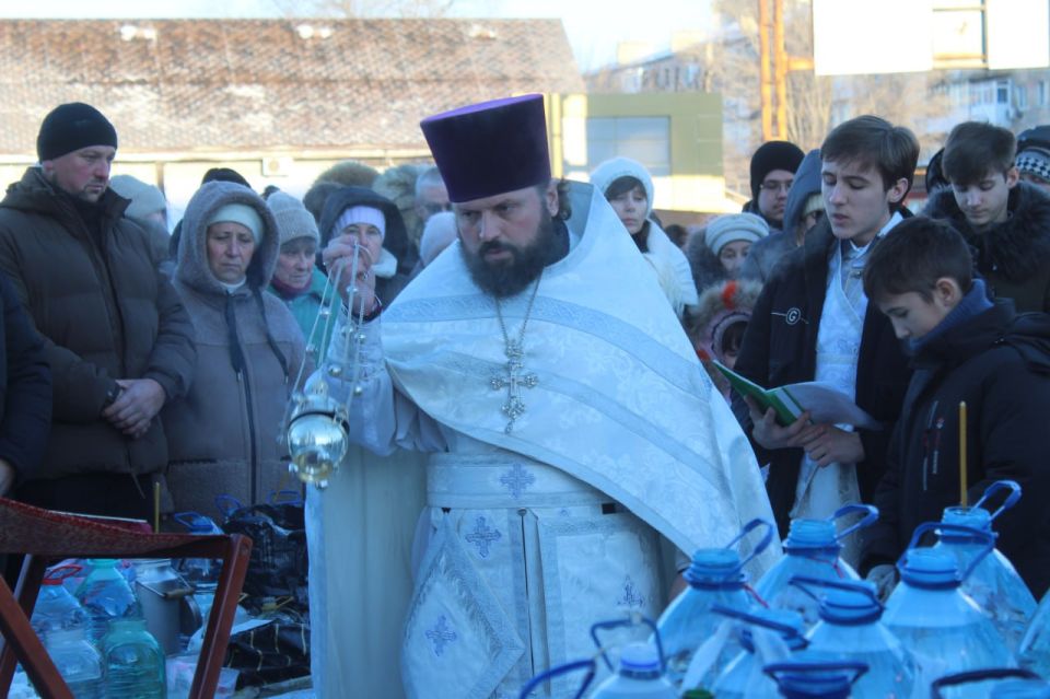 19 января в храмах Краснодонского муниципального округа состоялись торжественные богослужения, посвящённые празднованию Крещения Господня — одного из главных православных праздников 19 января в храмах Краснодонского муниципального округа состоялись торжественные богослужения, посвящённые празднованию Крещения Господня — одного из главных православных праздников