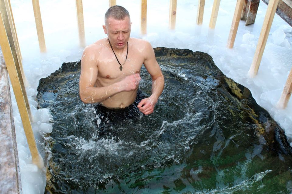 Сегодня, в светлый праздник Крещения Господня, настоятель Храма в честь Благовещения Пресвятой Богородицы протоиерей Дмитрий Притула совершил обряд водоосвящения на Краснодонском городском карьере Сегодня, в светлый праздник Крещения Господня, настоятель Храма в честь Благовещения Пресвятой Богородицы протоиерей Дмитрий Притула совершил обряд водоосвящения на Краснодонском городском карьере