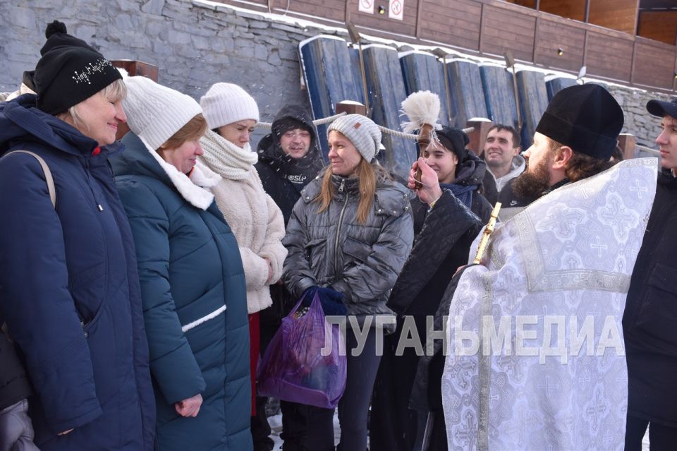 На Краснодонском карьере освятили купель в честь Крещения Господня На Краснодонском карьере освятили купель в честь Крещения Господня