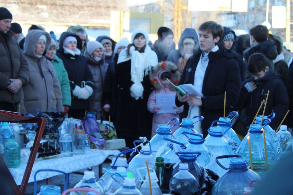 19 января в храмах Краснодонского муниципального округа состоялись торжественные богослужения, посвящённые празднованию Крещения Господня — одного из главных православных праздников 19 января в храмах Краснодонского муниципального округа состоялись торжественные богослужения, посвящённые празднованию Крещения Господня — одного из главных православных праздников