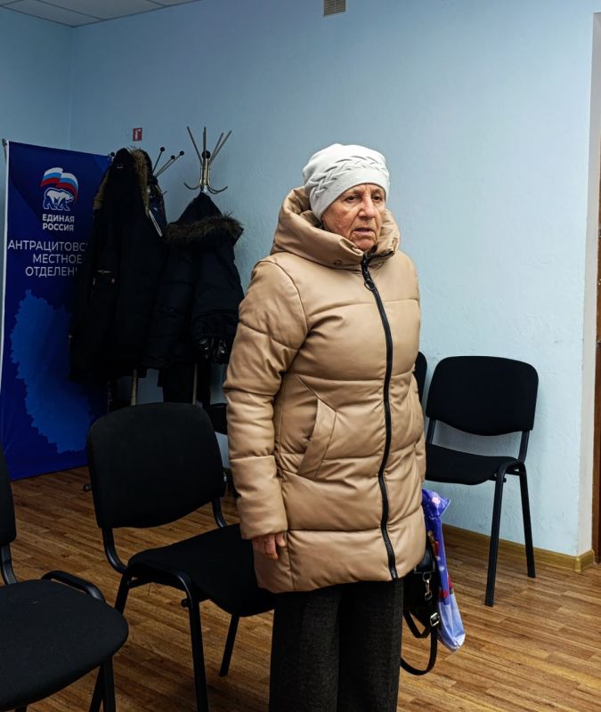 Глава Антрацитовского муниципального округа, Секретарь местного отделения партии «Единая Россия» Сергей Саенко провёл еженедельный приём граждан совместно с представителями коммунальных служб, муниципальных предприятий и... Глава Антрацитовского муниципального округа, Секретарь местного отделения партии «Единая Россия» Сергей Саенко провёл еженедельный приём граждан совместно с представителями коммунальных служб, муниципальных предприятий и...