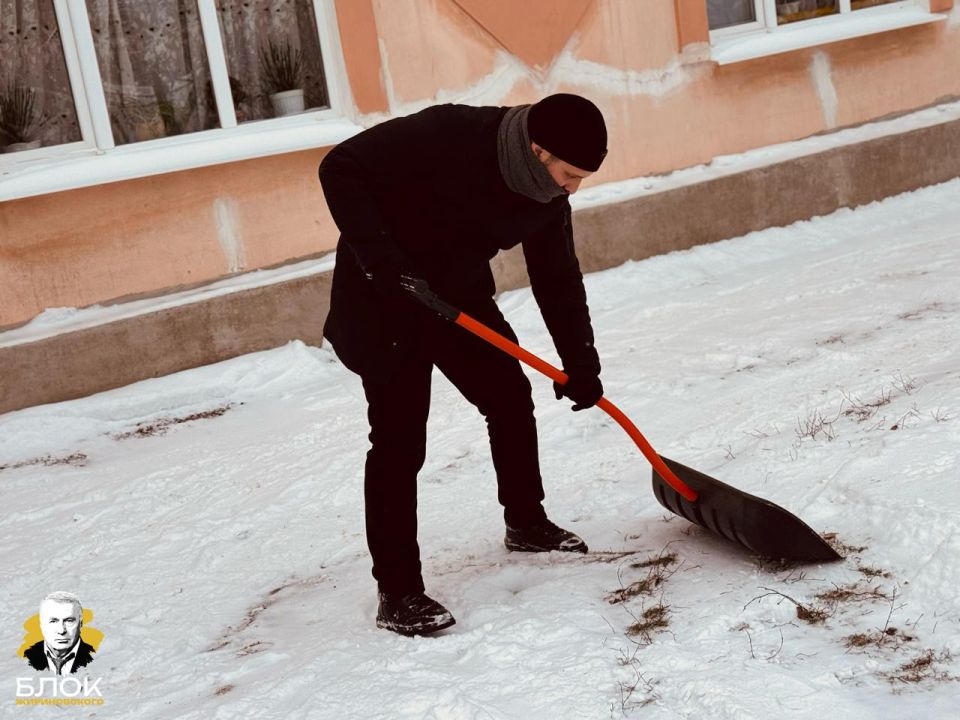 Блок Жириновского с заботой о жителях Луганска: субботник по уборке снега! Блок Жириновского с заботой о жителях Луганска: субботник по уборке снега!