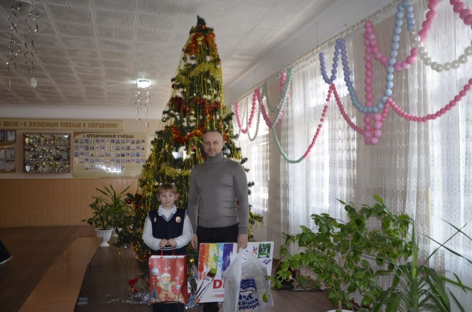 Депутат Совета Лутугинского муниципального округа исполнил новогодние желания юных жителей Лутугинского округа Депутат Совета Лутугинского муниципального округа исполнил новогодние желания юных жителей Лутугинского округа