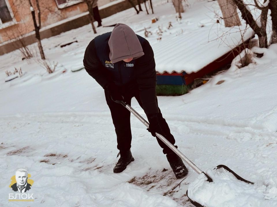 Блок Жириновского с заботой о жителях Луганска: субботник по уборке снега! Блок Жириновского с заботой о жителях Луганска: субботник по уборке снега!