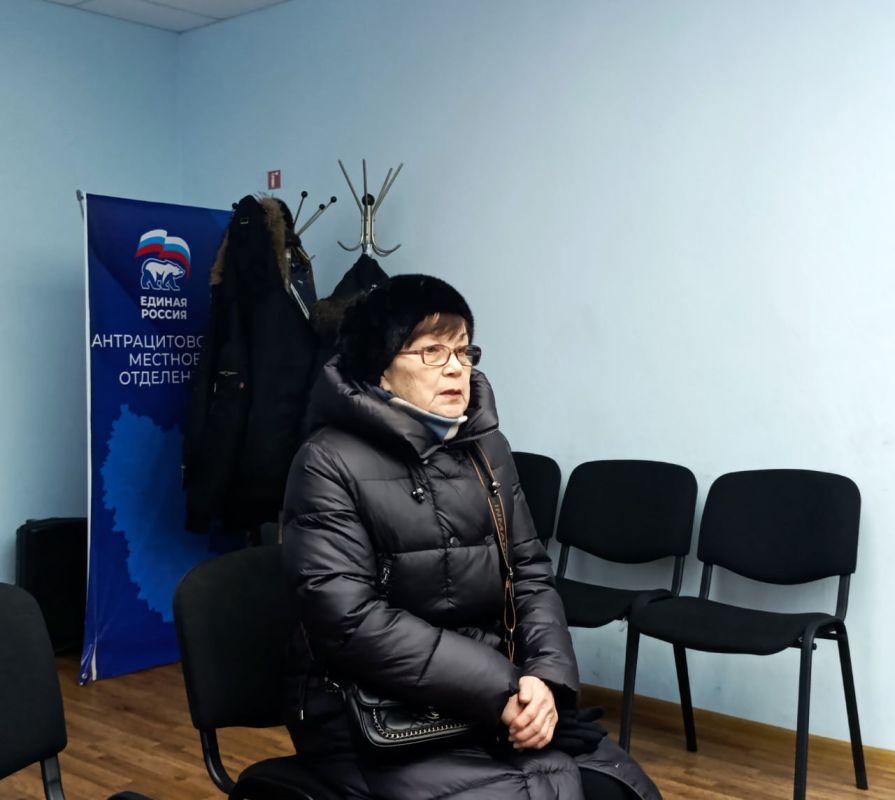 Глава Антрацитовского муниципального округа, Секретарь местного отделения партии «Единая Россия» Сергей Саенко провёл еженедельный приём граждан совместно с представителями коммунальных служб, муниципальных предприятий и... Глава Антрацитовского муниципального округа, Секретарь местного отделения партии «Единая Россия» Сергей Саенко провёл еженедельный приём граждан совместно с представителями коммунальных служб, муниципальных предприятий и...