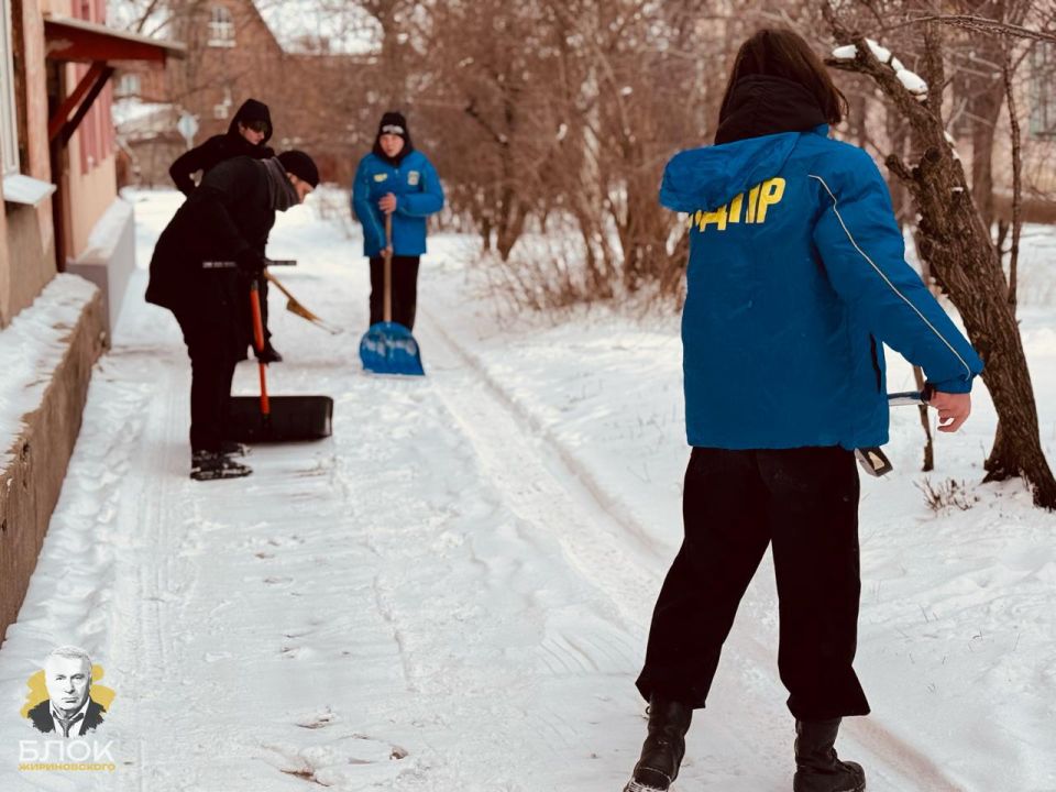 Блок Жириновского с заботой о жителях Луганска: субботник по уборке снега! Блок Жириновского с заботой о жителях Луганска: субботник по уборке снега!