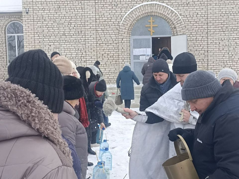 19 января в храмах Краснодонского муниципального округа состоялись торжественные богослужения, посвящённые празднованию Крещения Господня — одного из главных православных праздников 19 января в храмах Краснодонского муниципального округа состоялись торжественные богослужения, посвящённые празднованию Крещения Господня — одного из главных православных праздников
