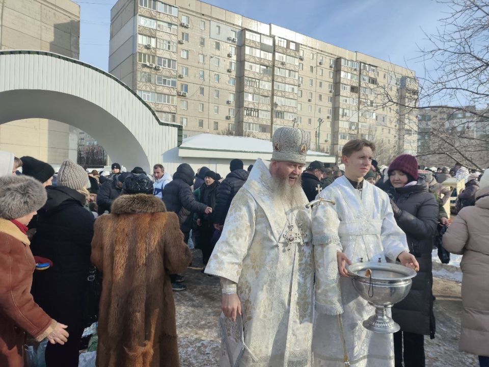 Освящение воды в купели совершил Высокопреосвященнейший Пантелеймон, митрополит Луганский и Алчевский Освящение воды в купели совершил Высокопреосвященнейший Пантелеймон, митрополит Луганский и Алчевский