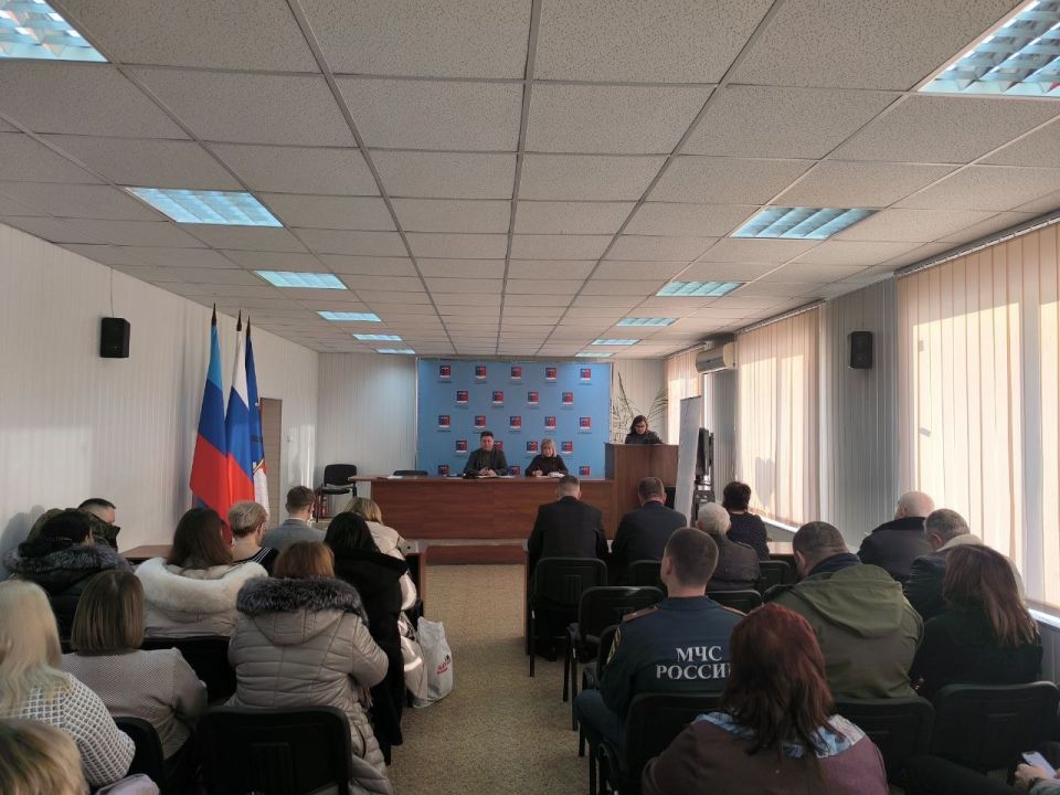 Альберт Зинченко: Сегодня совместно с председателем Совета Станично-Луганского муниципального округа Татьяной Пономаревой провели аппаратное совещание с руководителями структурных подразделений, учреждений и предприятий... Альберт Зинченко: Сегодня совместно с председателем Совета Станично-Луганского муниципального округа Татьяной Пономаревой провели аппаратное совещание с руководителями структурных подразделений, учреждений и предприятий...