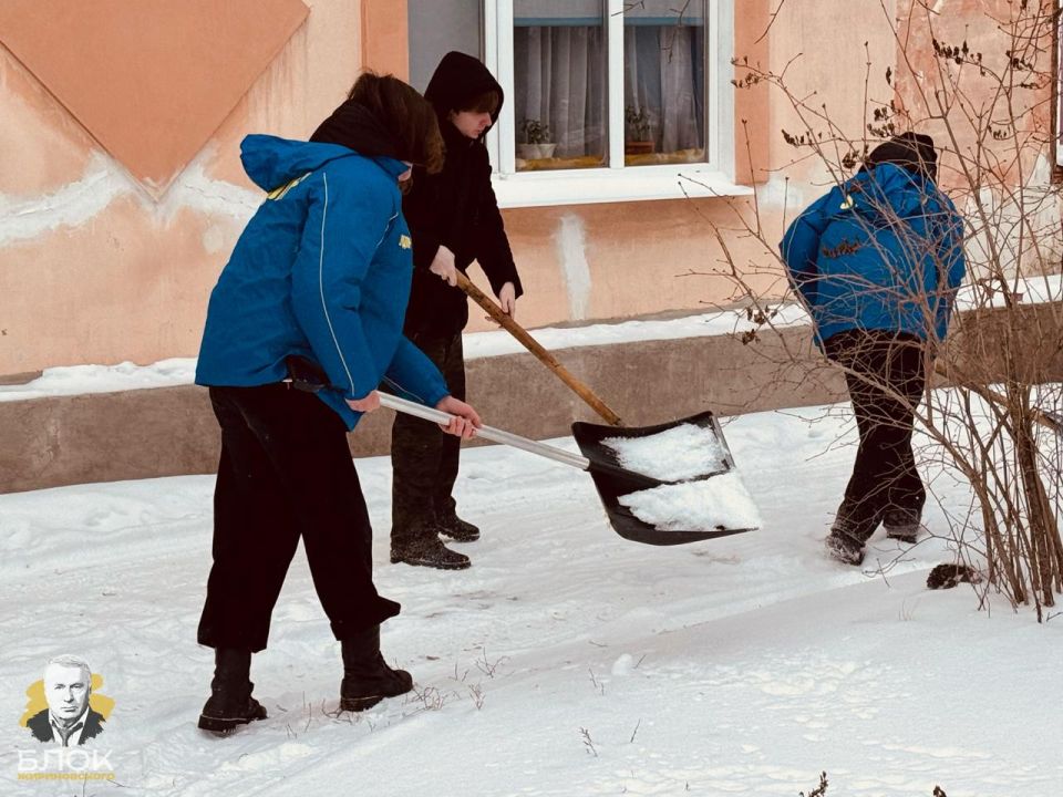 Блок Жириновского с заботой о жителях Луганска: субботник по уборке снега! Блок Жириновского с заботой о жителях Луганска: субботник по уборке снега!