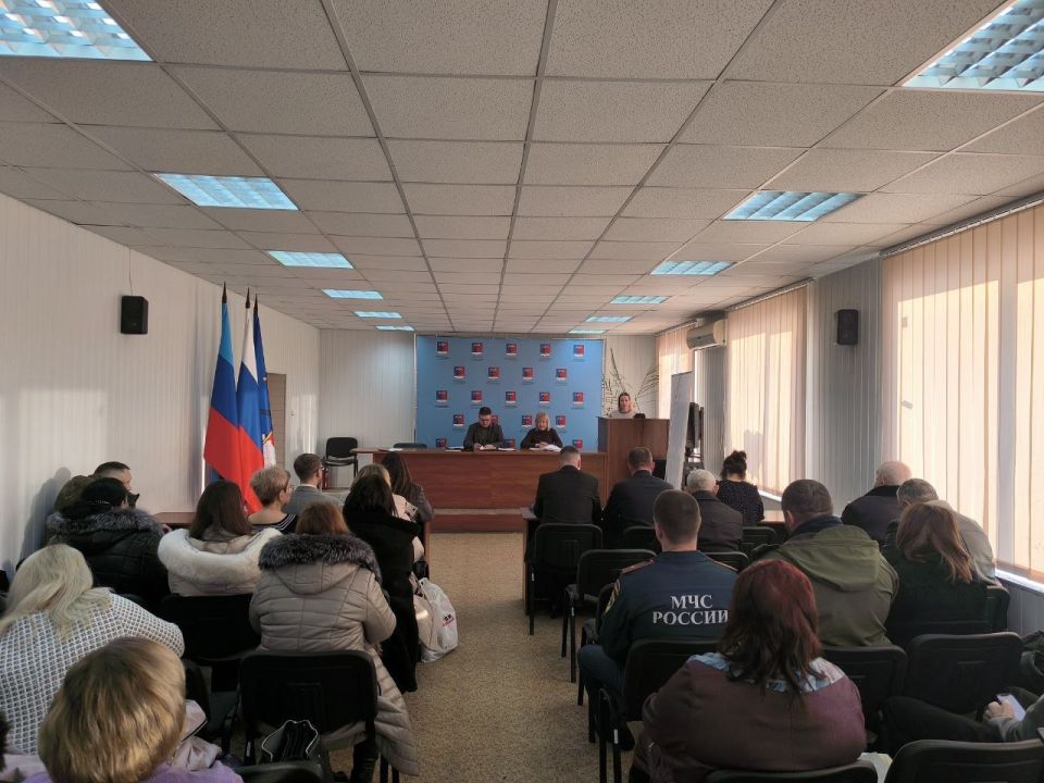 Альберт Зинченко: Сегодня совместно с председателем Совета Станично-Луганского муниципального округа Татьяной Пономаревой провели аппаратное совещание с руководителями структурных подразделений, учреждений и предприятий... Альберт Зинченко: Сегодня совместно с председателем Совета Станично-Луганского муниципального округа Татьяной Пономаревой провели аппаратное совещание с руководителями структурных подразделений, учреждений и предприятий...