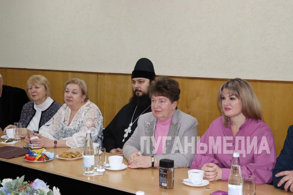 Глава города встретилась с почетными гражданами Стаханова Глава города встретилась с почетными гражданами Стаханова