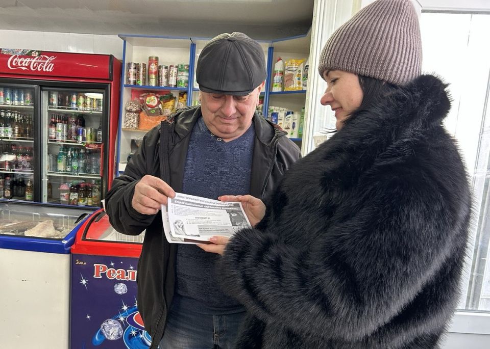Сегодня сотрудники отдела жизнеобеспечения г. Вахрушево в местах массового пребывания людей провели информационно разъяснительные беседы с жителями города и вручили им тематические памятки Сегодня сотрудники отдела жизнеобеспечения г. Вахрушево в местах массового пребывания людей провели информационно разъяснительные беседы с жителями города и вручили им тематические памятки