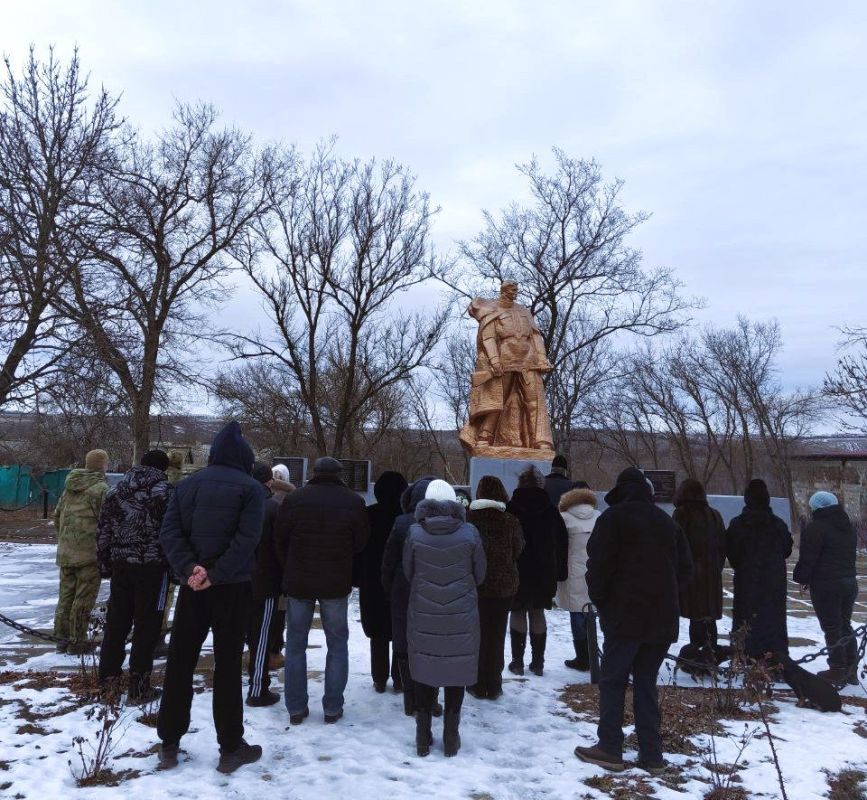 Панихида в селе Плугатарь. 18 января в селе Плугатарь состоялась панихида, приуроченная к освобождению сел Плугатарь и Новоспасовка от немецко-фашистских захватчиков в годы Великой Отечественной войны Панихида в селе Плугатарь. 18 января в селе Плугатарь состоялась панихида, приуроченная к освобождению сел Плугатарь и Новоспасовка от немецко-фашистских захватчиков в годы Великой Отечественной войны