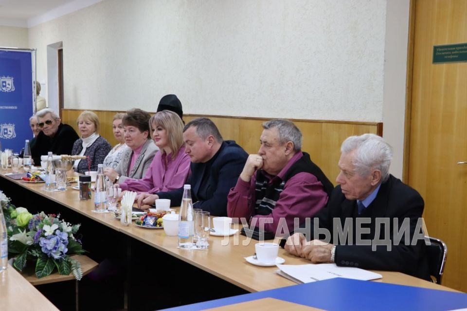 Глава города встретилась с почетными гражданами Стаханова Глава города встретилась с почетными гражданами Стаханова