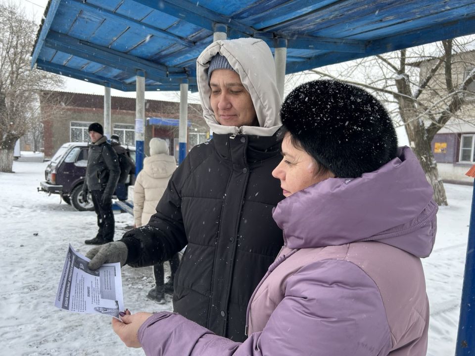 Сегодня сотрудники отдела жизнеобеспечения г. Вахрушево в местах массового пребывания людей провели информационно разъяснительные беседы с жителями города и вручили им тематические памятки Сегодня сотрудники отдела жизнеобеспечения г. Вахрушево в местах массового пребывания людей провели информационно разъяснительные беседы с жителями города и вручили им тематические памятки